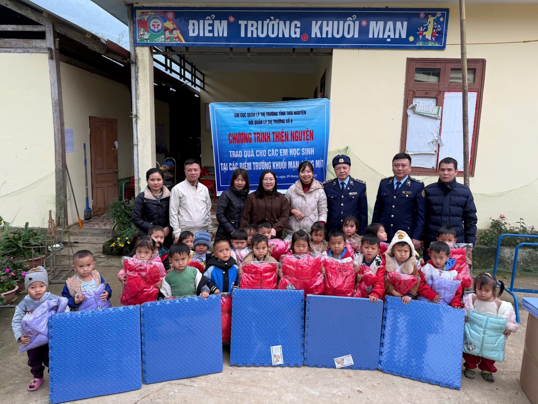 Thái Nguyên: Đội QLTT số 8 trao quà cho học sinh mầm non tại xã Bằng Thành