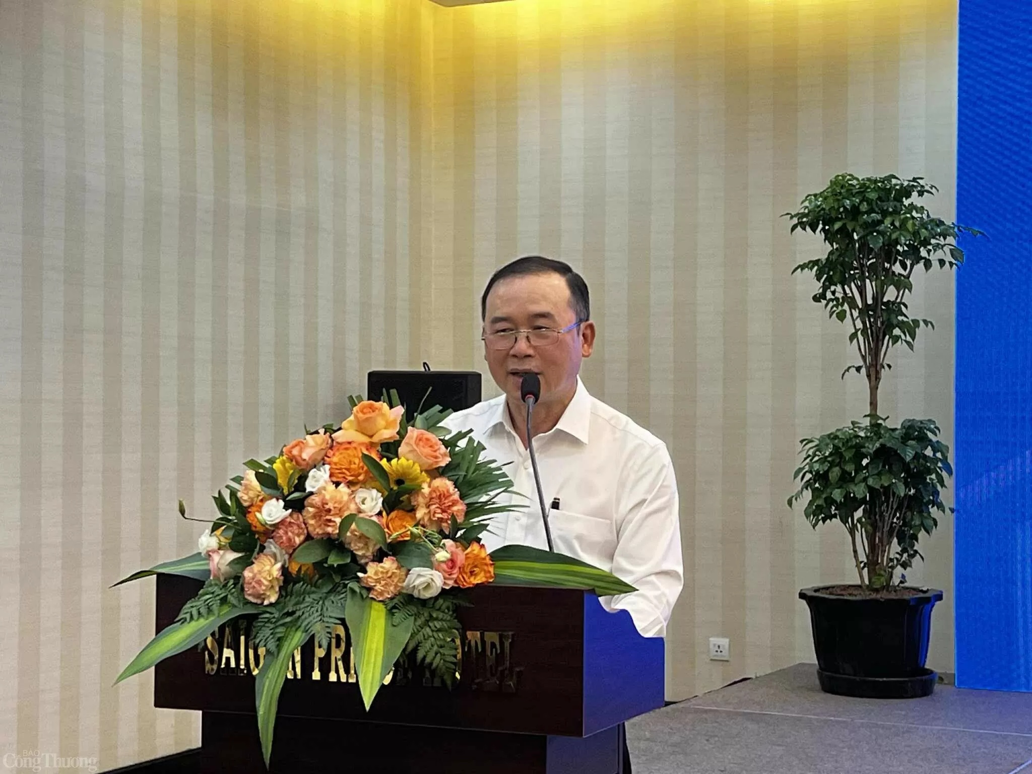 Phó Cục trưởng Phan Văn Chinhbáo cáo về các giải pháp đẩy mạnh phát triển thị trường trong nước và kích cầu tiêu dùng.