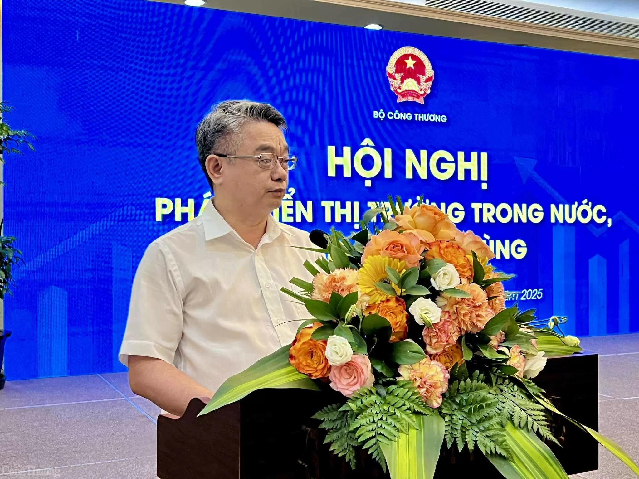 Đại diện Bộ Tài Chính nêu ý kiến tham luận tại hội nghị.